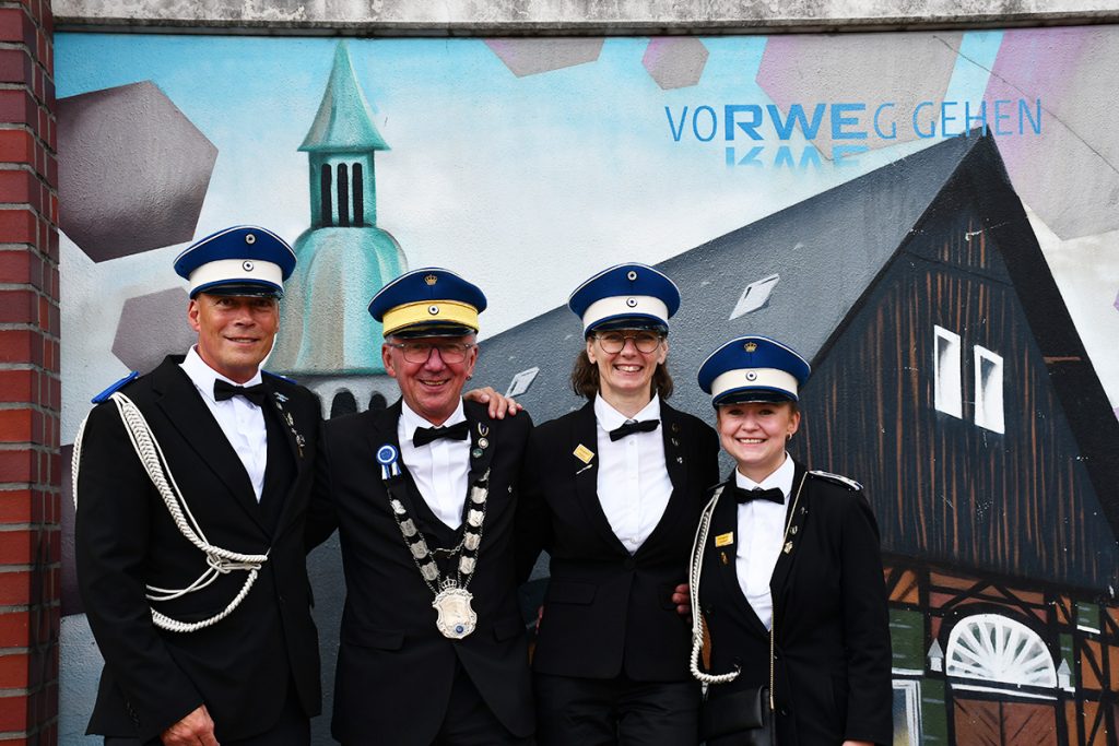 König Ingo I. mit Begleiterin Marita, Adju Lisa (rechts) und Adju Sub (links)